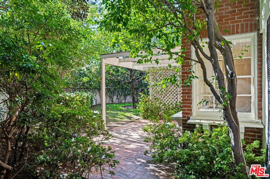12386 Ridge Circle Los Angeles, CA 90049 - Photo 27 of 65