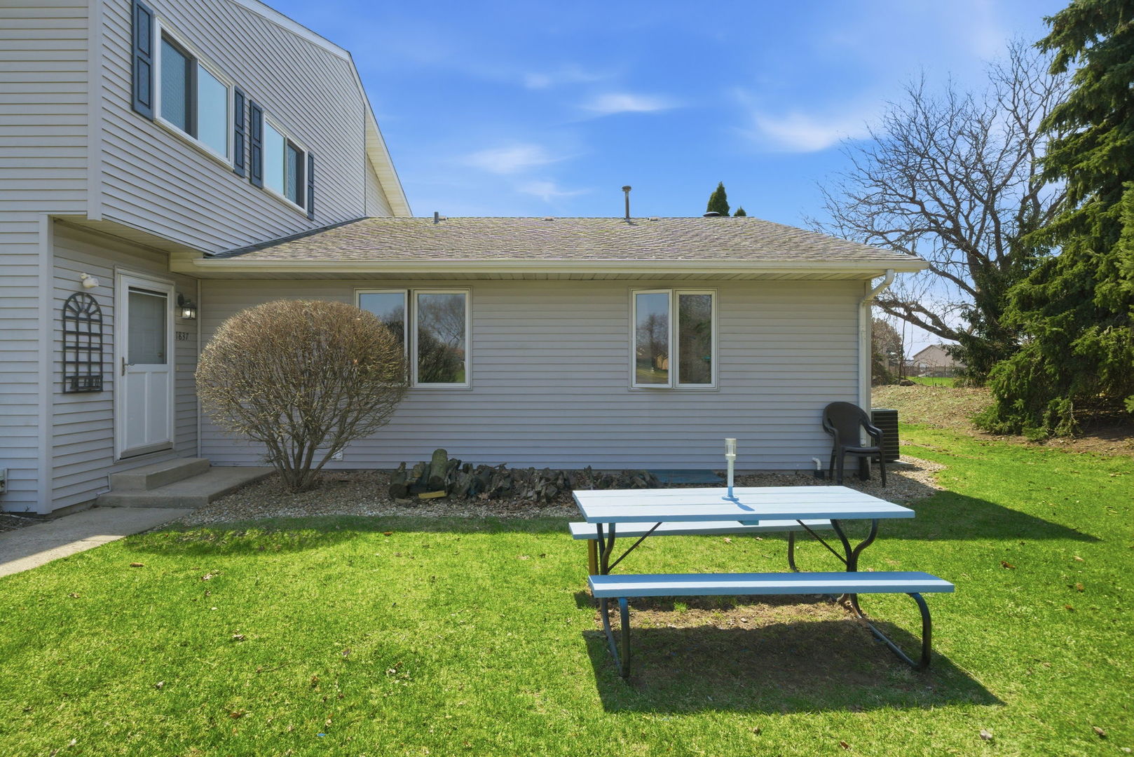 1839 Kerrybrook Court Sycamore, IL 60178 - Photo 25 of 25 a front view of a house with garden