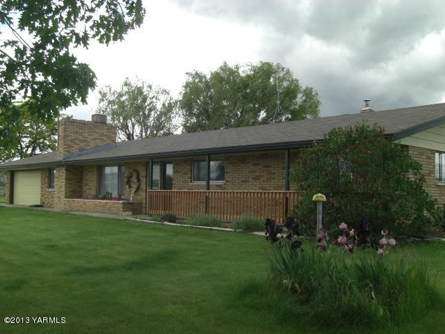 13907 Fisk Road Yakima, WA 98908 - Photo 1 of 55 a front view of a house with a yard and trees