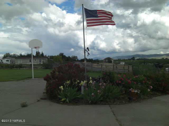 13907 Fisk Road Yakima, WA 98908 - Photo 2 of 55 a view of a bench in front of house