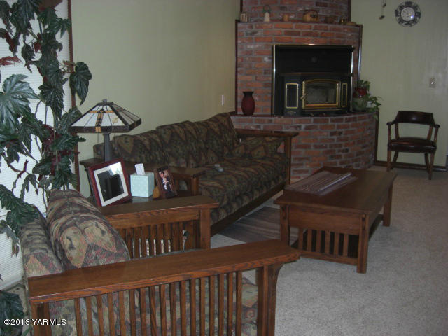 13907 Fisk Road Yakima, WA 98908 - Photo 11 of 55 a living room with furniture