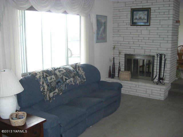 13907 Fisk Road Yakima, WA 98908 - Photo 13 of 55 a living room with furniture and a fireplace