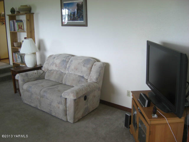13907 Fisk Road Yakima, WA 98908 - Photo 14 of 55 a living room with furniture and a flat screen tv