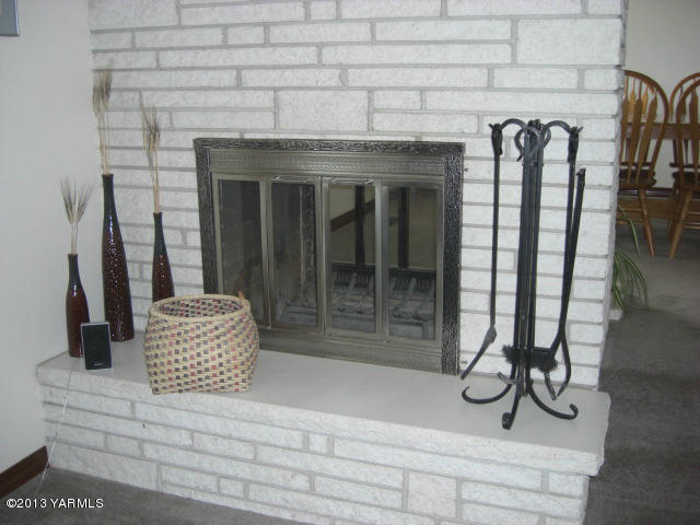 13907 Fisk Road Yakima, WA 98908 - Photo 15 of 55 a view of entryway with a rug