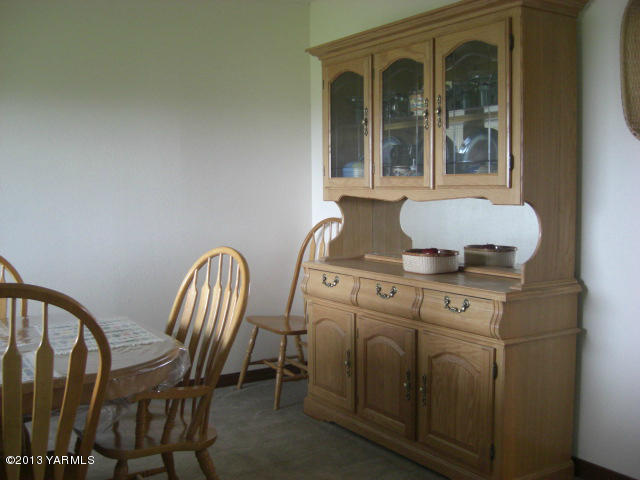 13907 Fisk Road Yakima, WA 98908 - Photo 18 of 55 a view of a livingroom with furniture