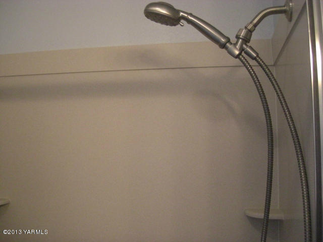 13907 Fisk Road Yakima, WA 98908 - Photo 21 of 55 a close view of shower