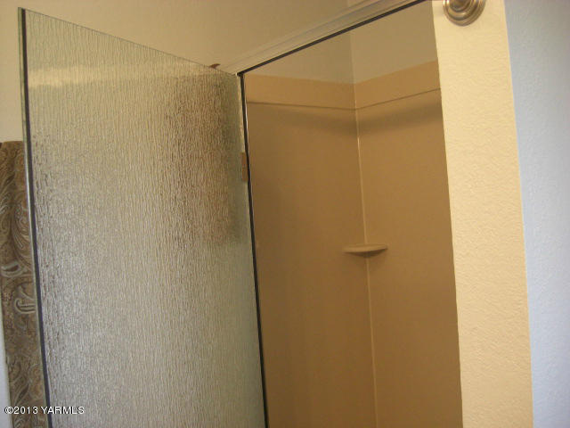 13907 Fisk Road Yakima, WA 98908 - Photo 22 of 55 a bathroom with a glass door shower and a shower