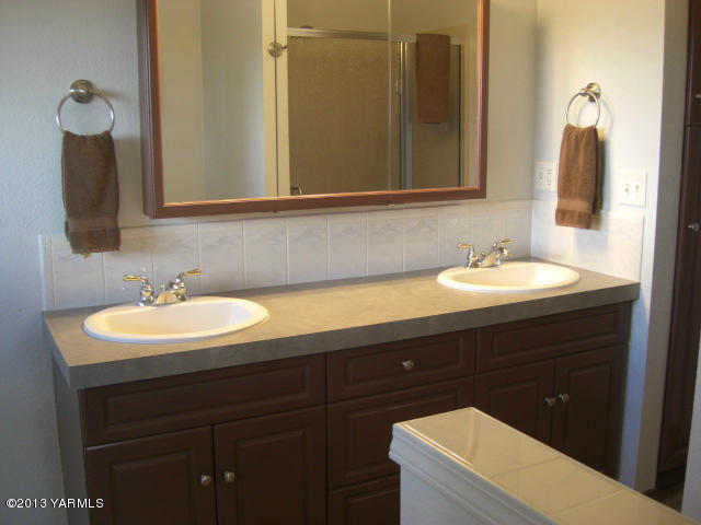 13907 Fisk Road Yakima, WA 98908 - Photo 23 of 55 a bathroom with a sink and a mirror