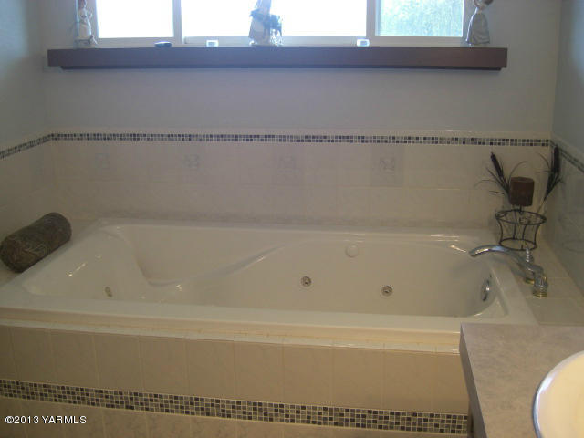 13907 Fisk Road Yakima, WA 98908 - Photo 24 of 55 a bathroom with a bathtub