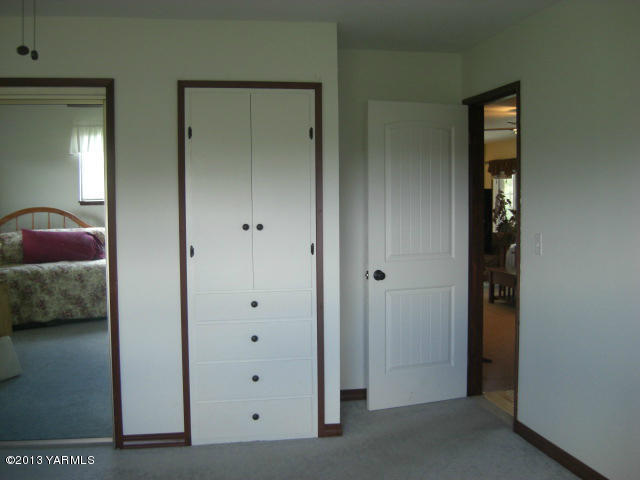 13907 Fisk Road Yakima, WA 98908 - Photo 28 of 55 a view of a livingroom windows and closet