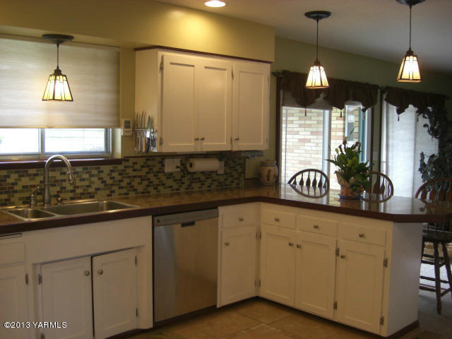 13907 Fisk Road Yakima, WA 98908 - Photo 4 of 55 a kitchen with a sink and cabinets