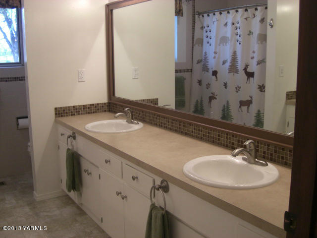 13907 Fisk Road Yakima, WA 98908 - Photo 31 of 55 a bathroom with a sink and a mirror