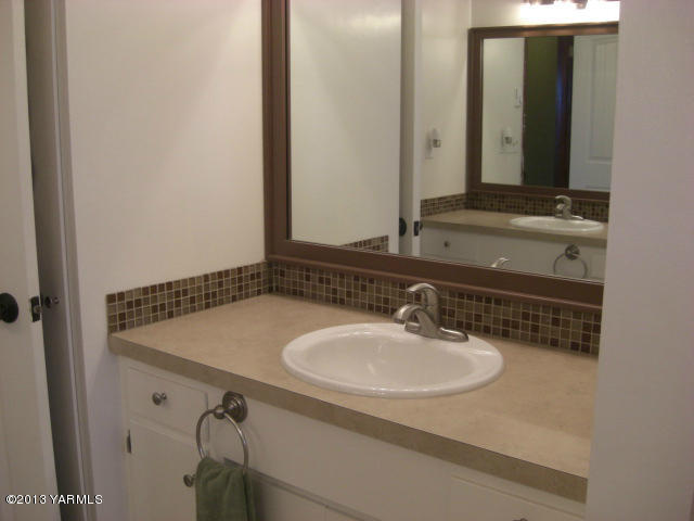 13907 Fisk Road Yakima, WA 98908 - Photo 32 of 55 a bathroom with a sink and a mirror