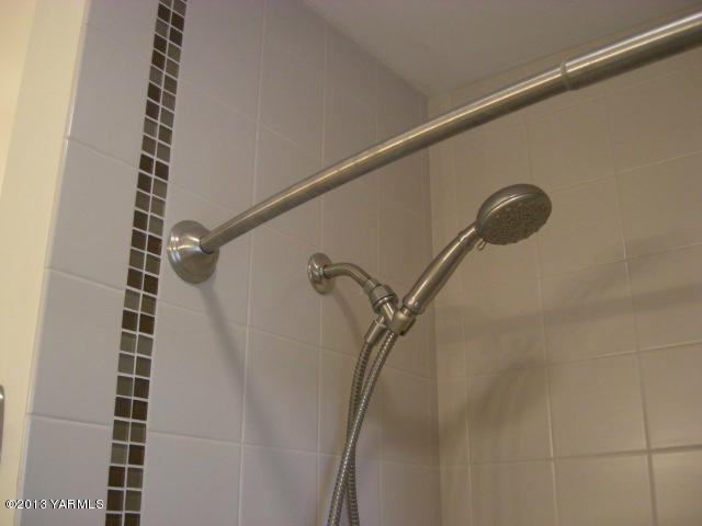 13907 Fisk Road Yakima, WA 98908 - Photo 33 of 55 a close view of shower