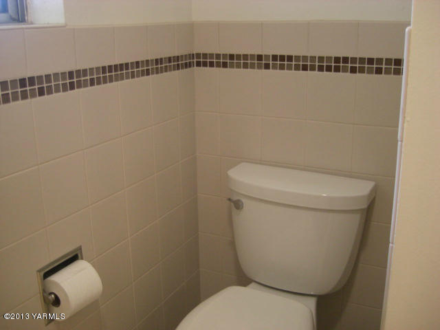 13907 Fisk Road Yakima, WA 98908 - Photo 34 of 55 a bathroom with a toilet and a shower