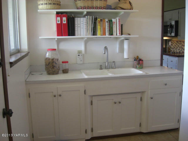13907 Fisk Road Yakima, WA 98908 - Photo 38 of 55 a bathroom with a sink and a mirror