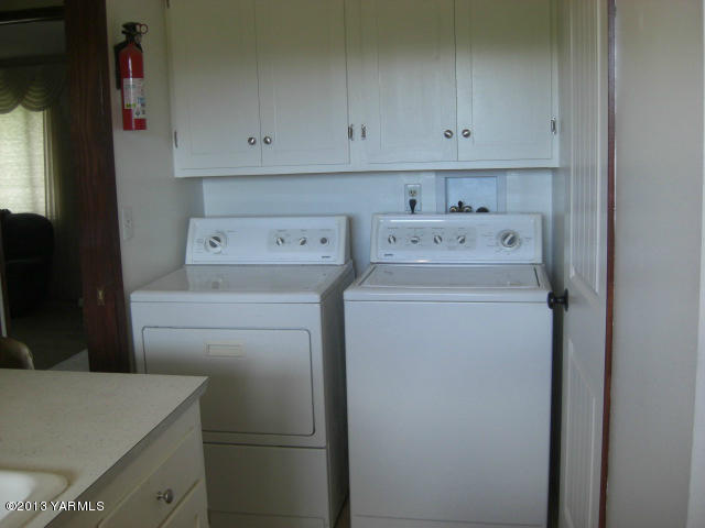 13907 Fisk Road Yakima, WA 98908 - Photo 39 of 55 a utility room with dryer and washer