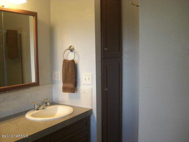 13907 Fisk Road Yakima, WA 98908 - Photo 40 of 55 a bathroom with a sink and a mirror