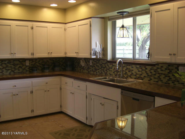 13907 Fisk Road Yakima, WA 98908 - Photo 5 of 55 Kitchen 2