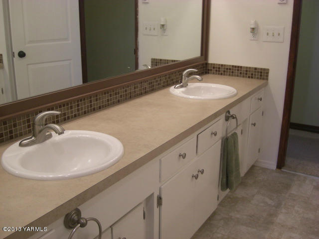 13907 Fisk Road Yakima, WA 98908 - Photo 42 of 55 a bathroom with a sink and a mirror