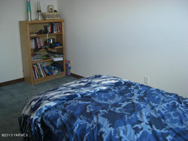 13907 Fisk Road Yakima, WA 98908 - Photo 43 of 55 a bedroom with a bed and closet