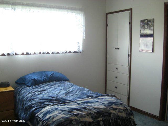 13907 Fisk Road Yakima, WA 98908 - Photo 44 of 55 a bedroom with a bed and cabinet