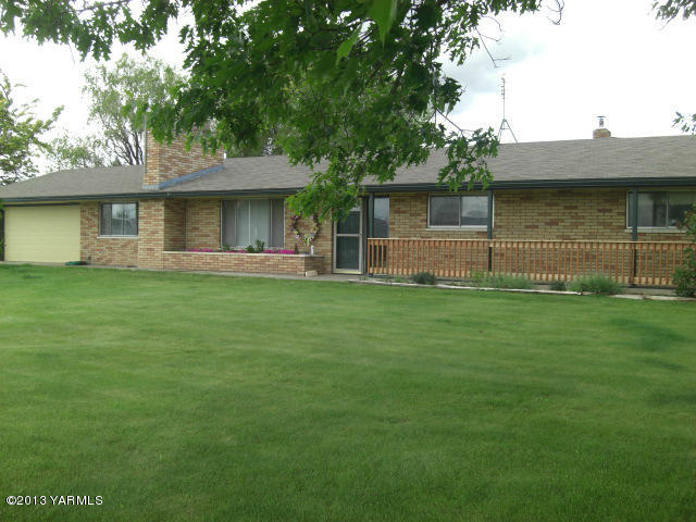 13907 Fisk Road Yakima, WA 98908 - Photo 47 of 55 a view of a house with a yard