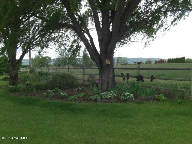 13907 Fisk Road Yakima, WA 98908 - Photo 48 of 55 a view of a garden