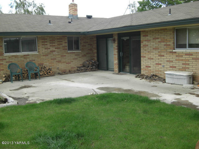 13907 Fisk Road Yakima, WA 98908 - Photo 49 of 55 a front view of a house with a yard