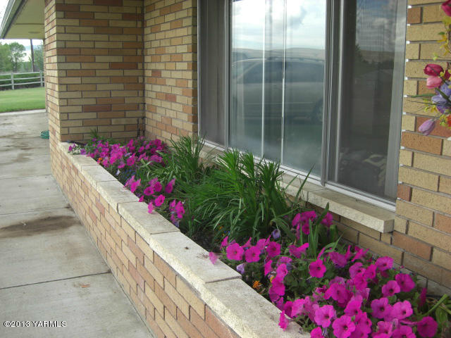 13907 Fisk Road Yakima, WA 98908 - Photo 50 of 55 a flower garden view