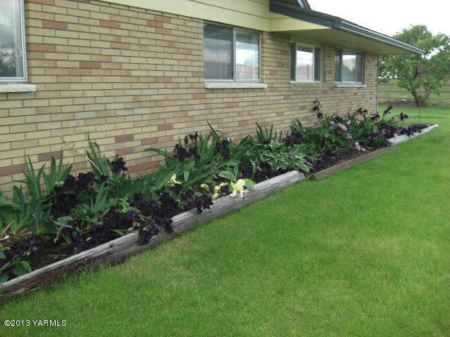 13907 Fisk Road Yakima, WA 98908 - Photo 51 of 55 a view of a backyard with plants and large trees