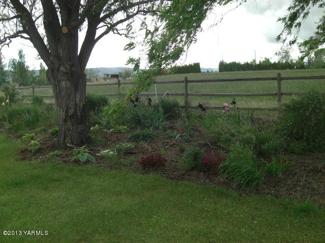 13907 Fisk Road Yakima, WA 98908 - Photo 54 of 55 a view of outdoor space and garden