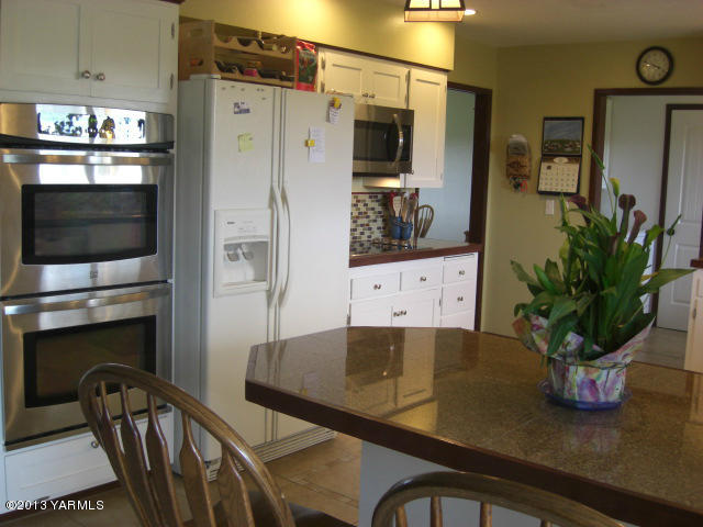13907 Fisk Road Yakima, WA 98908 - Photo 7 of 55 Breakfast bar