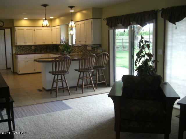 13907 Fisk Road Yakima, WA 98908 - Photo 10 of 55 a dining room with furniture and a floor to ceiling window