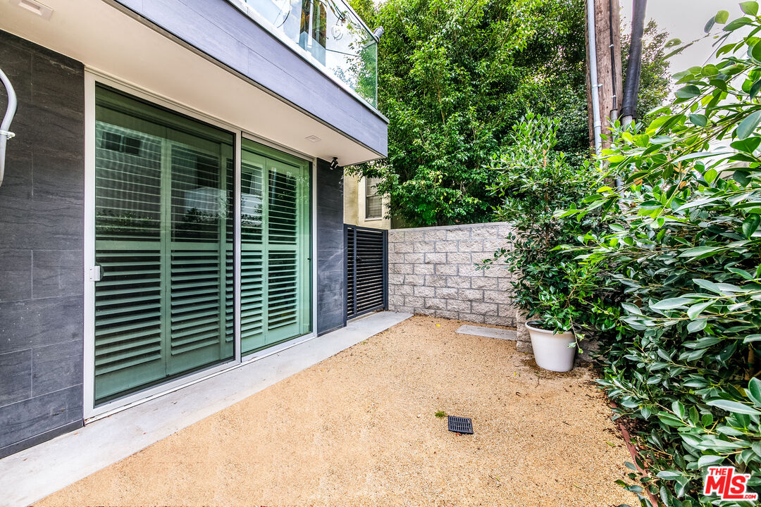 1951 Manning Avenue Los Angeles, CA 90025 - Photo 24 of 27 a view of a backyard with plants