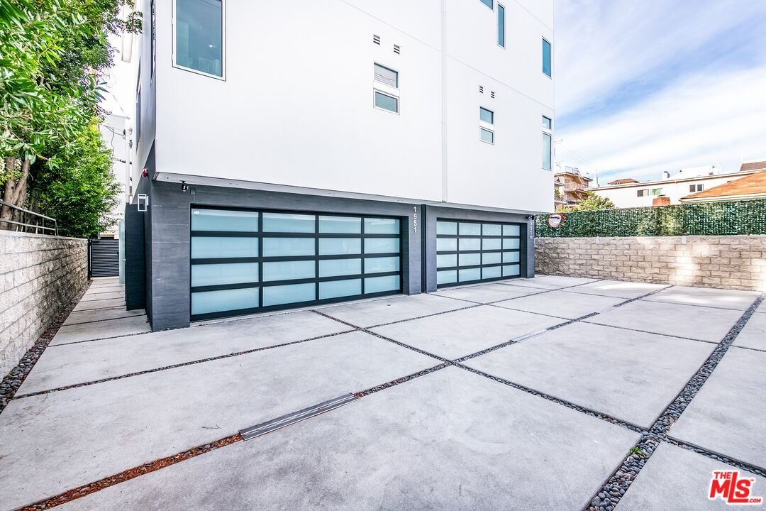 1951 Manning Avenue Los Angeles, CA 90025 - Photo 25 of 27 a view of a terrace with sky view