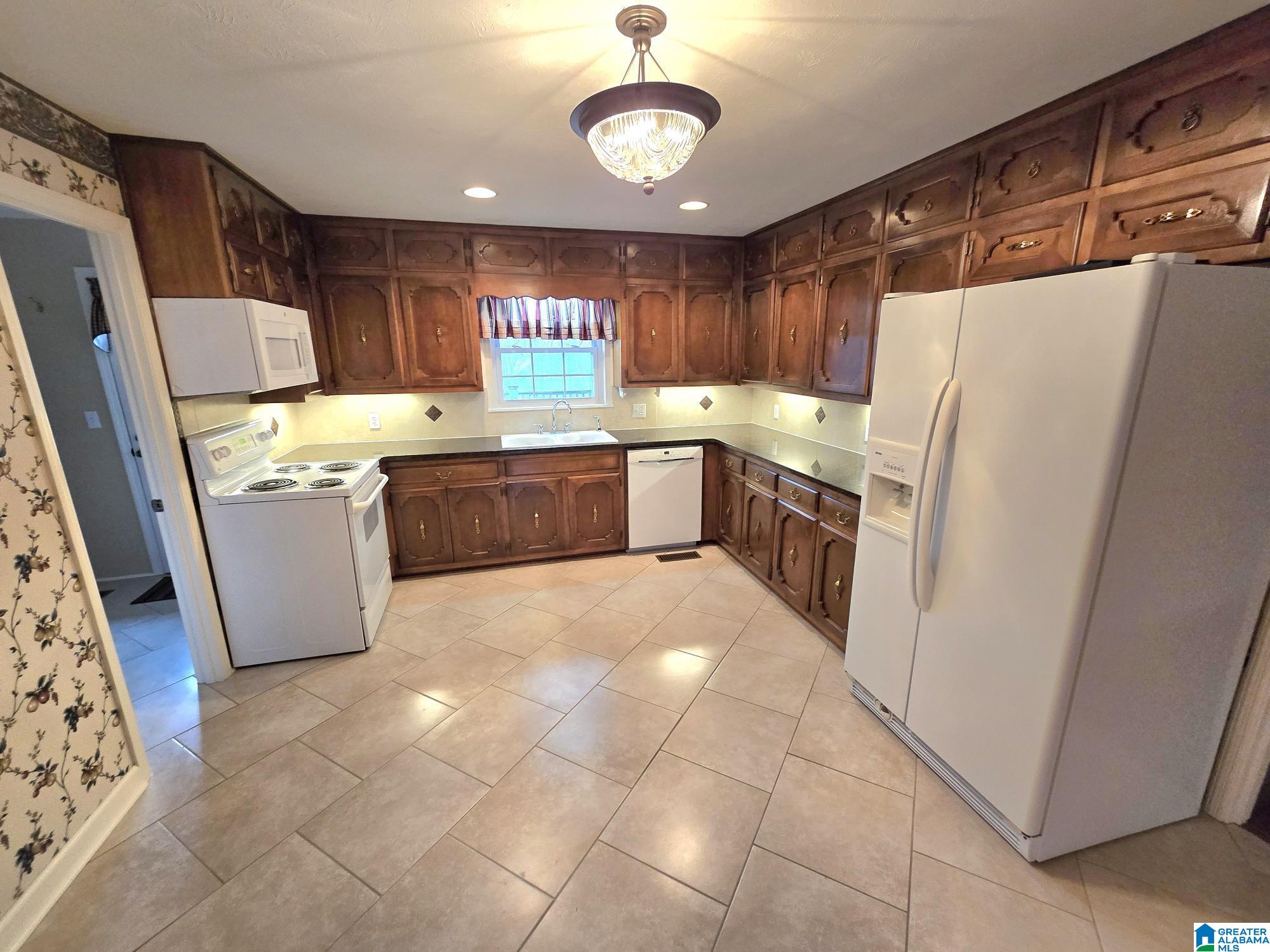 208 Sunny Hill Road Anniston, AL 36206 - Photo 7 of 33