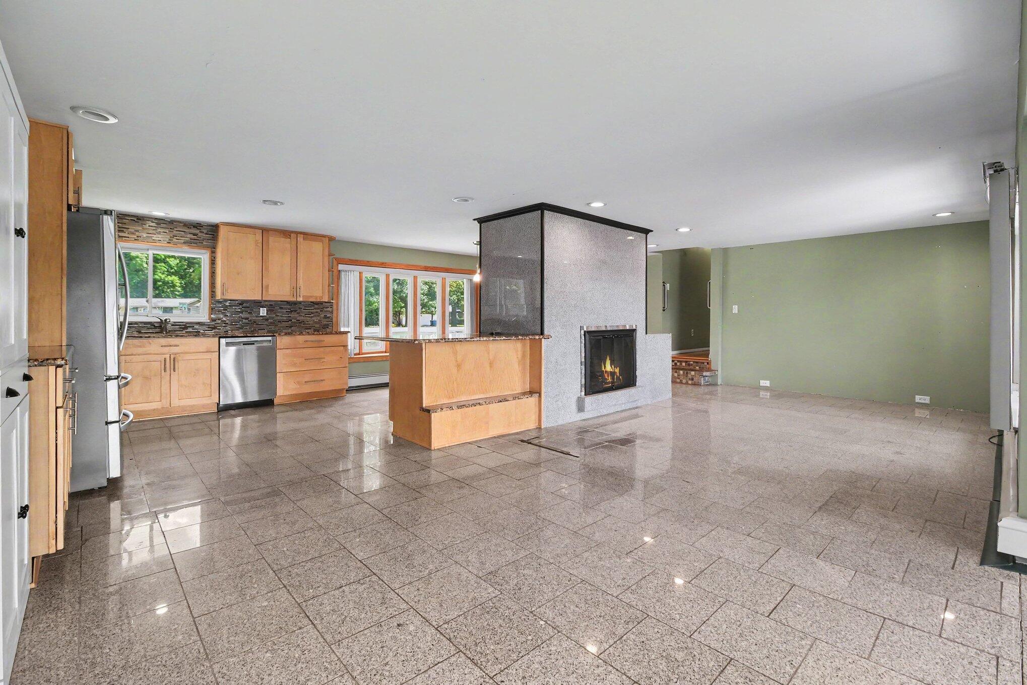 5131 Elizabeth Lake Road Waterford, MI 48327 - Photo 4 of 16 004_file_2810