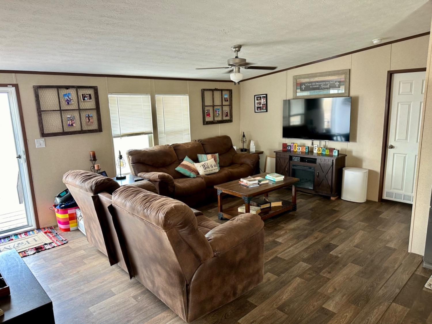 760 Highway 82 Ralls, TX 79357 - Photo 23 of 25 a living room with furniture and a flat screen tv