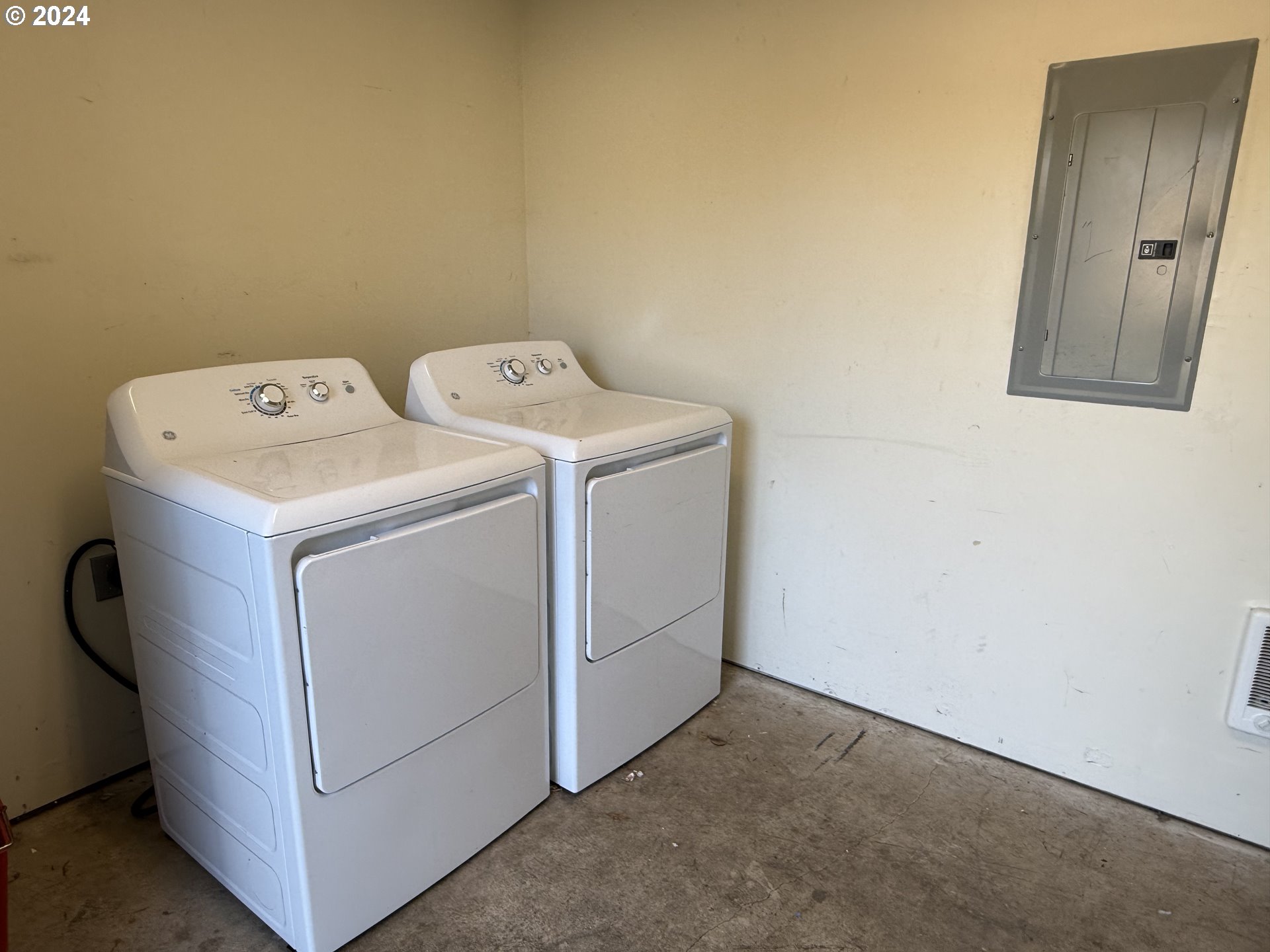 9845 North Lombard Street Portland, OR 97203 - Photo 30 of 35 a utility room with dryer and washer