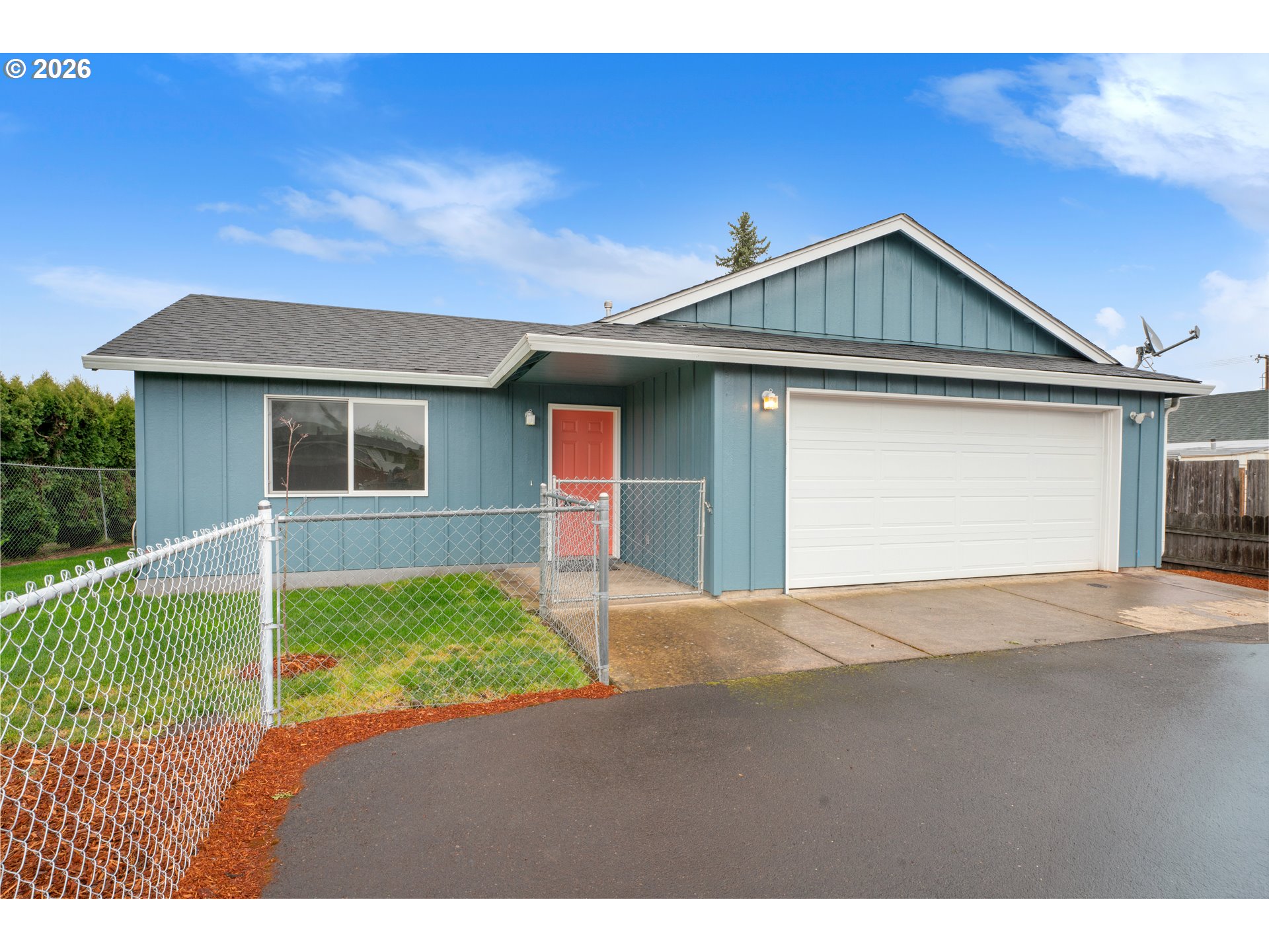 340 54th Street Springfield, OR 97478 - Photo 2 of 33 a front view of a house with garden