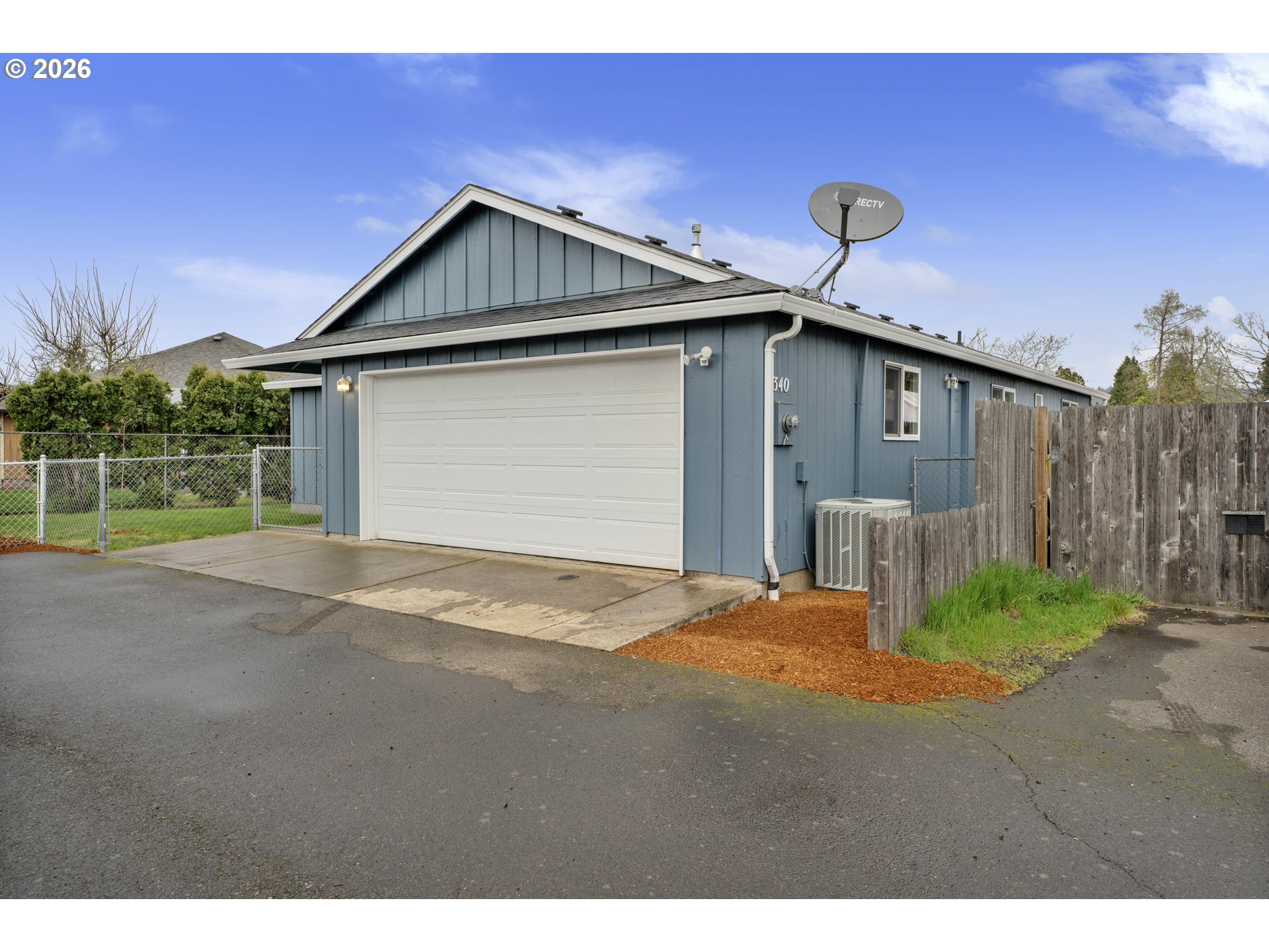 340 54th Street Springfield, OR 97478 - Photo 3 of 33 a front view of a house with a yard and garage