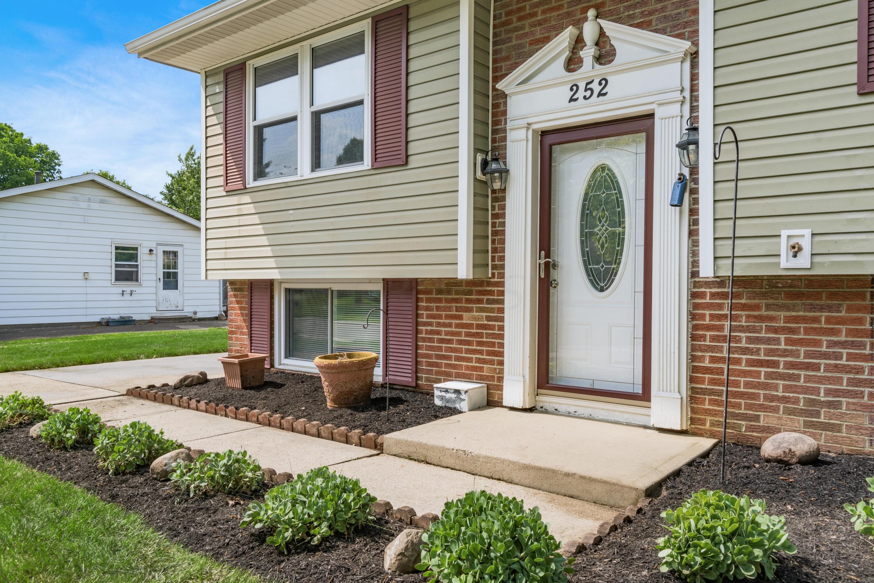252 Dunchurch Road Columbus, OH 43230 - Photo 2 of 37 S_-_252_Dunchurch_Rd_-_077-2