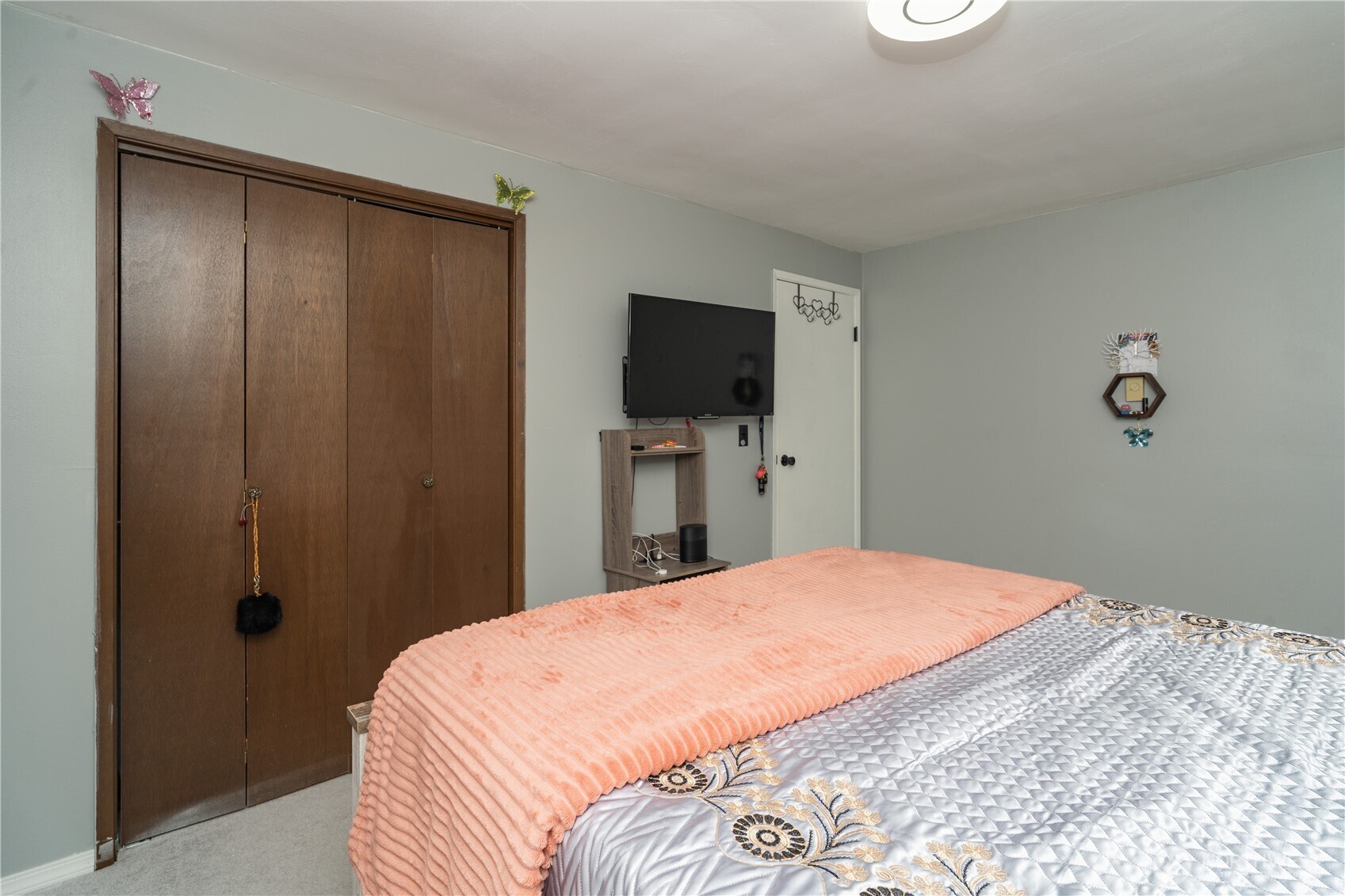 1215 Dundee Drive Cosmopolis, WA 98537 - Photo 16 of 30 a bedroom with a large bed and a flat tv screen