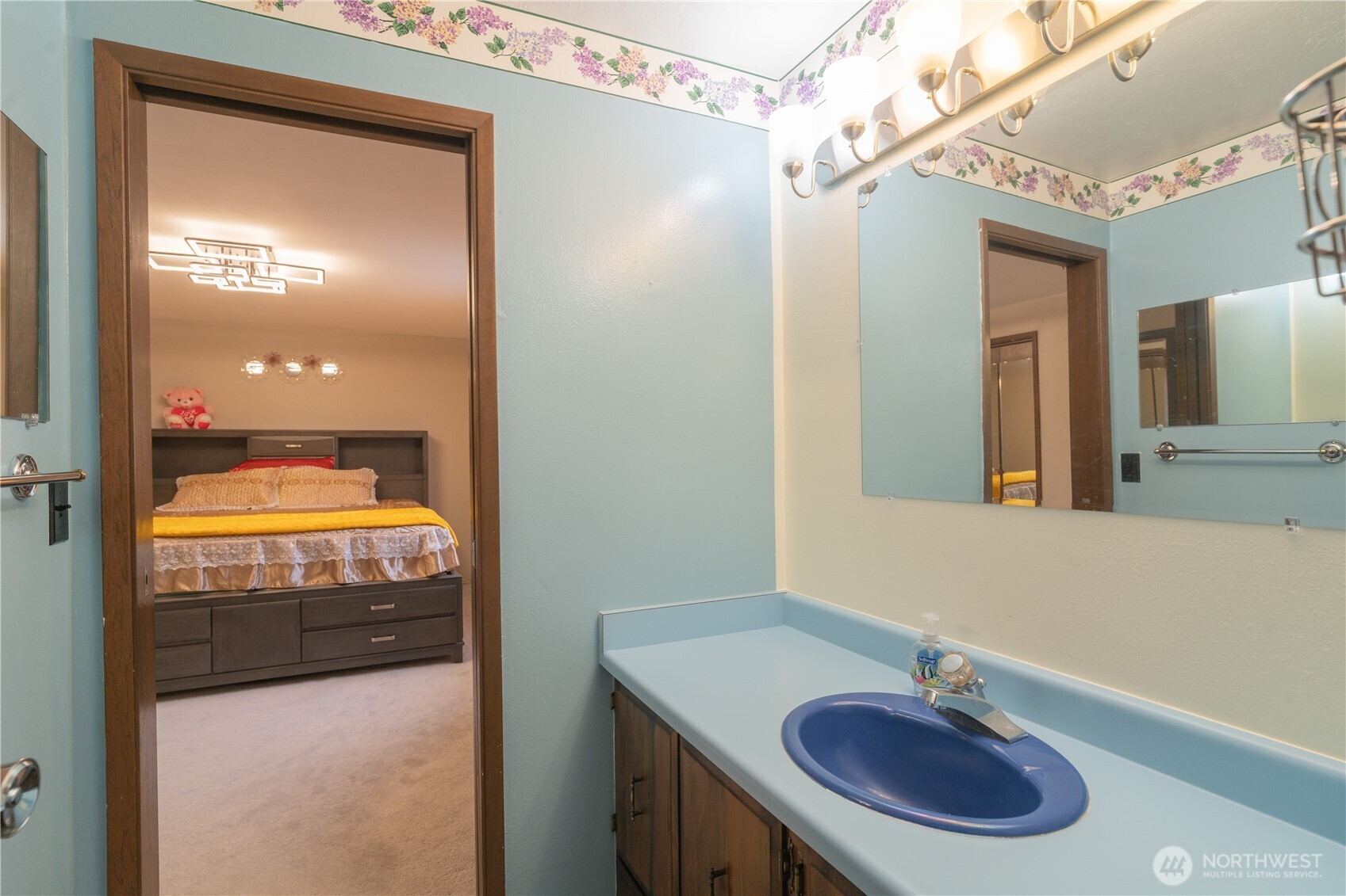 1215 Dundee Drive Cosmopolis, WA 98537 - Photo 22 of 30 a bathroom with a sink and a mirror