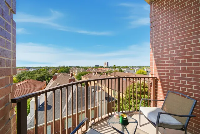 a view of an house with backyard and swimming pool