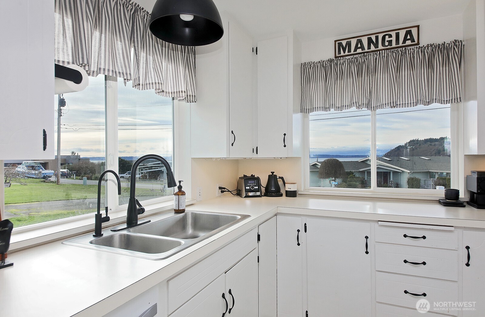 8201 Soundview Place Clinton, WA 98236 - Photo 14 of 40