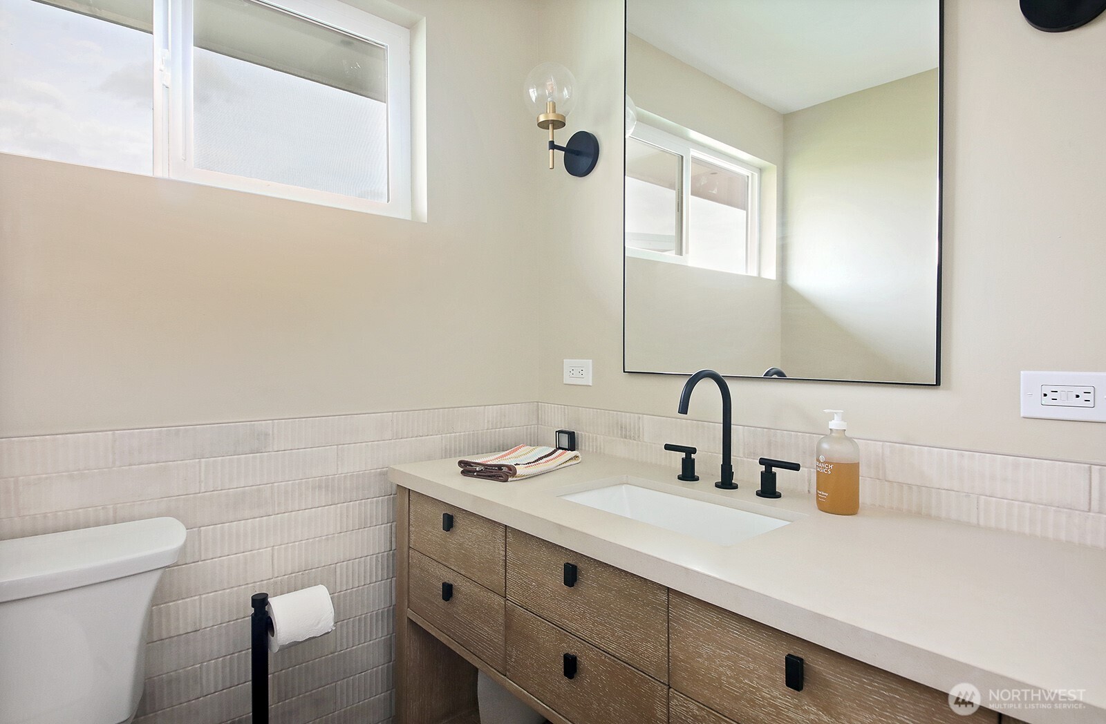 8201 Soundview Place Clinton, WA 98236 - Photo 24 of 40