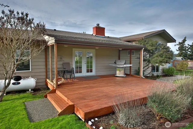 a view of a house with backyard and porch