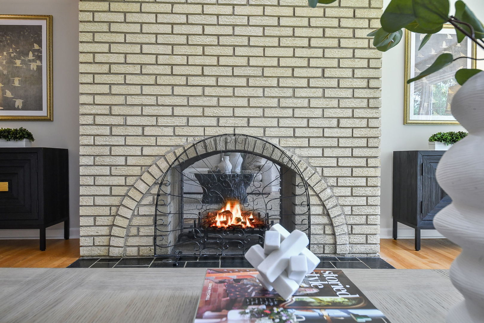541 Williamsburg Road Glen Ellyn, IL 60137 - Photo 8 of 45 a living room with a fireplace